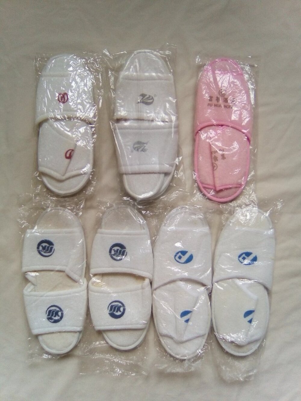 7 Pairs of Open-Toe Spa Slippers